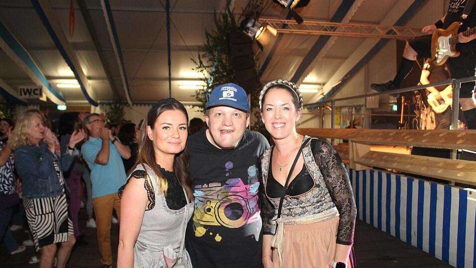 Zur Musik von Headless wurde ausgelassen gefeiert. Zur Musik von Headless wurde ausgelassen gefeiert.