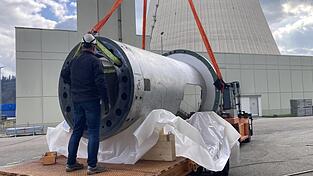 Der Rückbau geht voran: Eine Pumpenlaterne wird aus dem Reaktorgebäude entfernt. Der Rückbau geht voran: Eine Pumpenlaterne wird aus dem Reaktorgebäude entfernt.