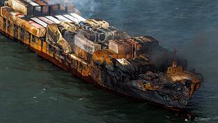 Das Frachtschiff «Solong» wurde bei dem Unglück stark beschädigt. Das Frachtschiff «Solong» wurde bei dem Unglück stark beschädigt.