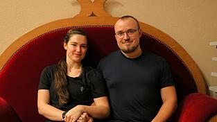 Franziska Finkenzeller und Paul Haucke sitzen auf dem Thron im Zeughaus. Franziska Finkenzeller und Paul Haucke sitzen auf dem Thron im Zeughaus.