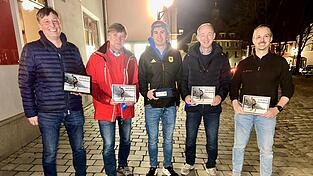 Für die Sponsoren gab es vom Further Ausnahmesportler zum Dank je ein Foto: Tobias Buschek (Mitte) zusammen mit Karl Macharowsky (Müller Präzision), Max Franz (Skiclub Furth im Wald), Norbert Tauer (Semex) und Klaus Fischer (Elotec Fischer, von links). Für die Sponsoren gab es vom Further Ausnahmesportler zum Dank je ein Foto: Tobias Buschek (Mitte) zusammen mit Karl Macharowsky (Müller Präzision), Max Franz (Skiclub Furth im Wald), Norbert Tauer (Semex) und Klaus Fischer (Elotec Fischer, von links).