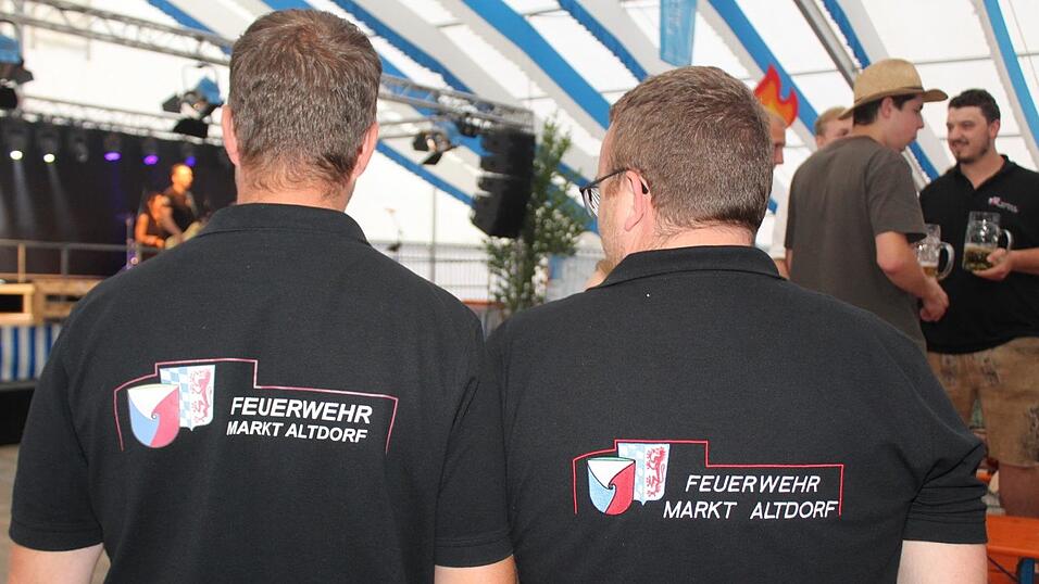 Zur Musik von Headless wurde ausgelassen gefeiert. Zur Musik von Headless wurde ausgelassen gefeiert.