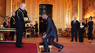 David Beckham wurde zum Ritter geschlagen. David Beckham wurde zum Ritter geschlagen.