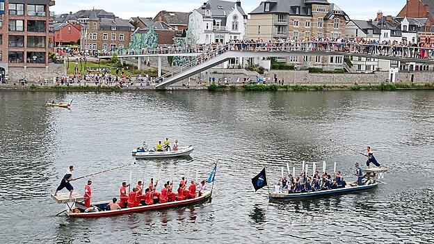 Wiederbelebte Tradition: Ein Lanzenstechen wie vor Jahrhunderten findet seit den 1970er Jahren beim „Fest der Wallonie“ auf der Maas statt. Wiederbelebte Tradition: Ein Lanzenstechen wie vor Jahrhunderten findet seit den 1970er Jahren beim „Fest der Wallonie“ auf der Maas statt.