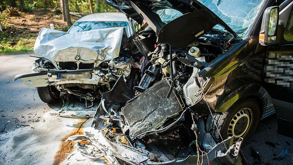 Die Fahrzeuge krachten wohl frontal ineinander. Die Fahrzeuge krachten wohl frontal ineinander.