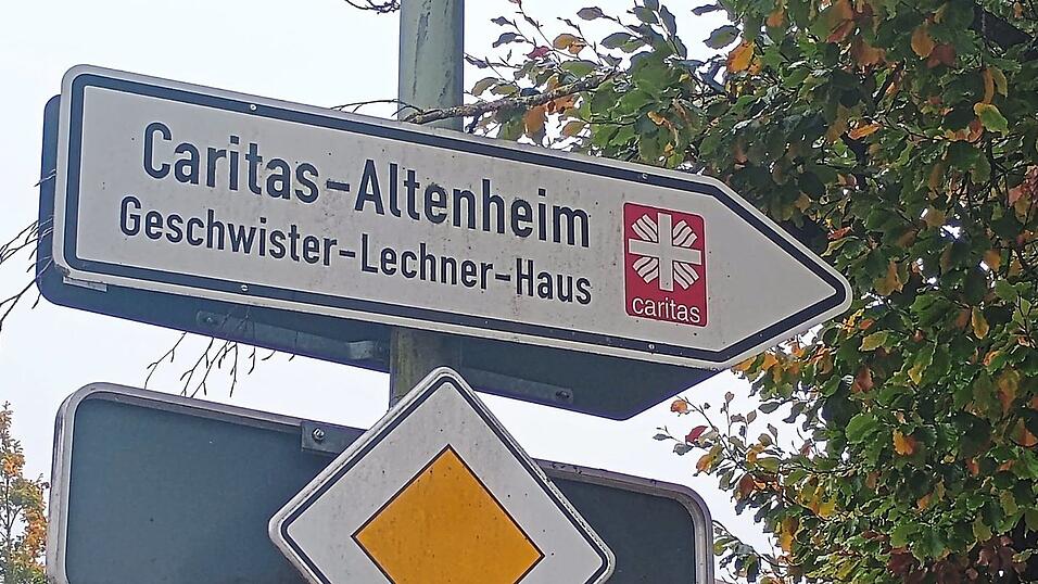 In der aktuellen Debatte ringen zwei Positionen um Verortung in der Favoritenrolle: Höchste Pflegequalität für Bewohner und Personal sowie Angebots-Erweiterung zum einen, Gebäudeerhalt wegen optischer Besonderheiten und grundsätzlicher Zweckdienlichkeit zum anderen. In der aktuellen Debatte ringen zwei Positionen um Verortung in der Favoritenrolle: Höchste Pflegequalität für Bewohner und Personal sowie Angebots-Erweiterung zum einen, Gebäudeerhalt wegen optischer Besonderheiten und grundsätzlicher Zweckdienlichkeit zum anderen.