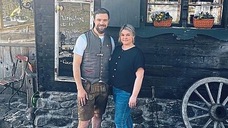 Katharina und Andreas Meier vor ihrer Hansl-Hütte. Katharina und Andreas Meier vor ihrer Hansl-Hütte.