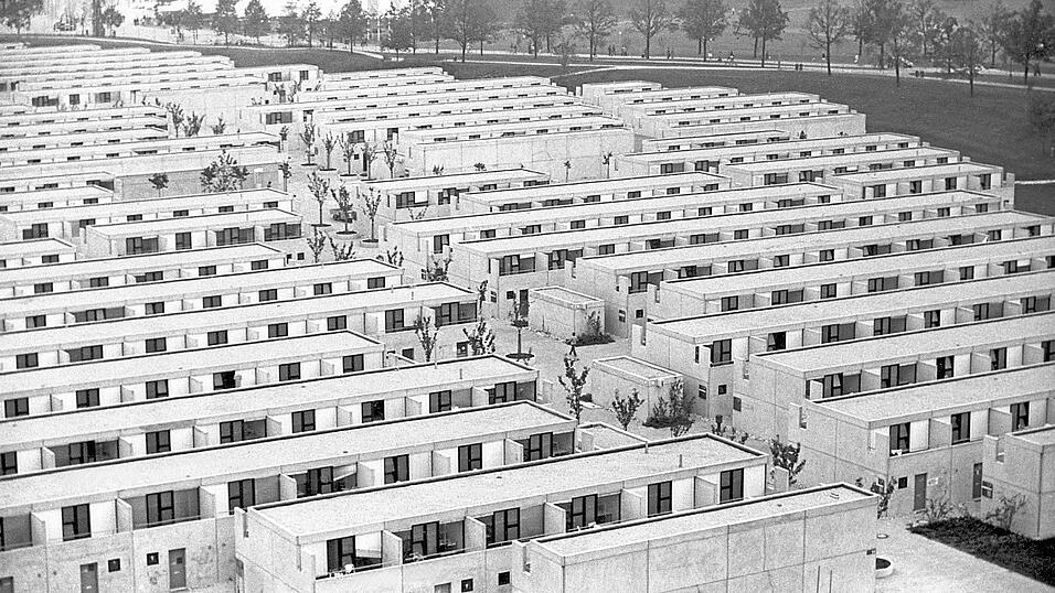 Ganz unbemalt sind die Bungalows bei der Einweihung, aber später, wie hier im Jahr 1980, bunt verziert. Ganz unbemalt sind die Bungalows bei der Einweihung, aber später, wie hier im Jahr 1980, bunt verziert.