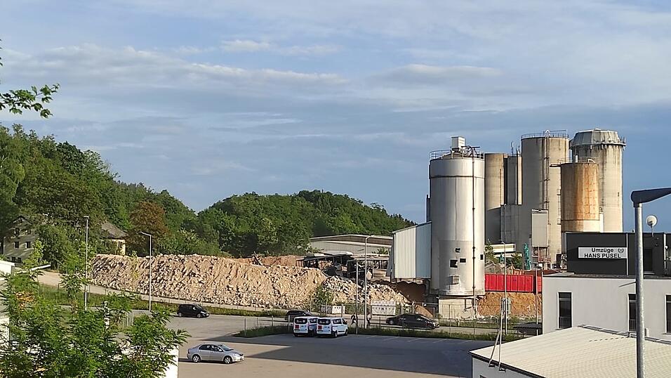 Nachher: Von den alten Ringschachtöfen ist nach der erfolgreichen Sprengung auf den ersten Blick nichts mehr zu sehen. Nachher: Von den alten Ringschachtöfen ist nach der erfolgreichen Sprengung auf den ersten Blick nichts mehr zu sehen.