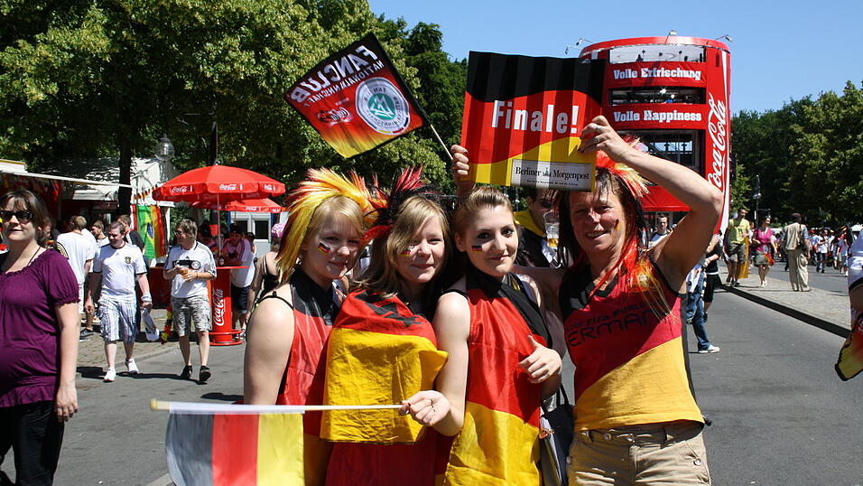 Christian Fertl war am Sonntag auf der Fanmeile in Berlin und erlebte dort das Achtelfinale gegen England auf Großleinwand. Christian Fertl war am Sonntag auf der Fanmeile in Berlin und erlebte dort das Achtelfinale gegen England auf Großleinwand.
