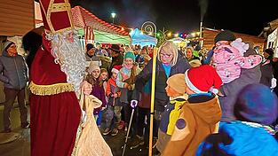 Nikolaus und Krampus verteilten Süßigkeiten. Nikolaus und Krampus verteilten Süßigkeiten.