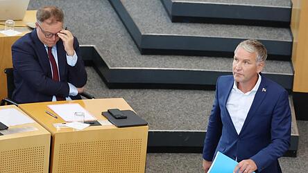 Thüringens AfD-Chef Björn Höcke (r.) wollte am Freitag erneut den CDU-Ministerpräsidenten Mario Voigt (l.) stürzen. Thüringens AfD-Chef Björn Höcke (r.) wollte am Freitag erneut den CDU-Ministerpräsidenten Mario Voigt (l.) stürzen.