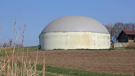 72 Biogasanlagen gibt es derzeit im Landkreis Cham. Branchenkenner befürchten, dass die Hälfte mit der Umstellung der EEG-Förderung zusperren muss. 72 Biogasanlagen gibt es derzeit im Landkreis Cham. Branchenkenner befürchten, dass die Hälfte mit der Umstellung der EEG-Förderung zusperren muss.