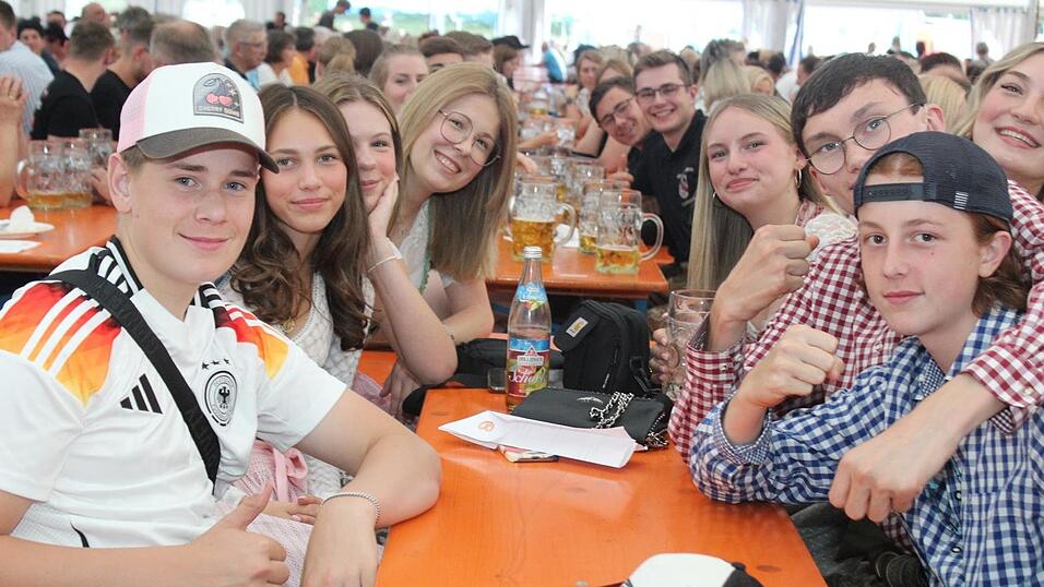 Zur Musik von Headless wurde ausgelassen gefeiert. Zur Musik von Headless wurde ausgelassen gefeiert.