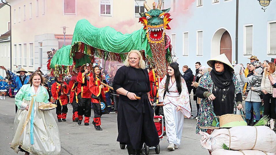 Der Glücksdrache von den Faschingsfreunden Niederwinkling begeisterte die Zuschauer. Der Glücksdrache von den Faschingsfreunden Niederwinkling begeisterte die Zuschauer.