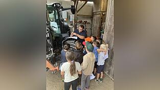 Geduldig erklärt Matthias Aigner den Kindern die Technik. Geduldig erklärt Matthias Aigner den Kindern die Technik.