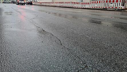 Die marode Deckschicht der Deggendorfer Straße wird saniert, wenn die Stadtwerke mit der Erneuerung der Wasser- und Stromversorgung fertig sind. Die marode Deckschicht der Deggendorfer Straße wird saniert, wenn die Stadtwerke mit der Erneuerung der Wasser- und Stromversorgung fertig sind.