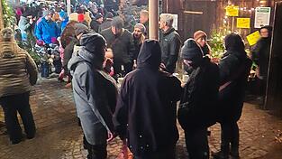 Zahlreiche Besucher genießen die harmonische Atmosphäre des Christkindlmarktes. Zahlreiche Besucher genießen die harmonische Atmosphäre des Christkindlmarktes.