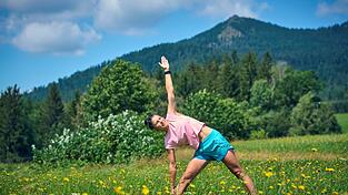 Die Yogatage unterm Osser laden Einheimische und Gäste zu vier Tagen voller Yoga, Meditation und Pilates an außergewöhnlichen Kraftorten ein. Die Yogatage unterm Osser laden Einheimische und Gäste zu vier Tagen voller Yoga, Meditation und Pilates an außergewöhnlichen Kraftorten ein.