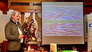 Nun ist es definitv: Sandro Bauer ist auch 2026 Bürgermeister-Kandidat der Further CSU. Auf dem Bild erläuterte er, was in den vergangenen Jahren alles in Furth realisiert wurde. Nun ist es definitv: Sandro Bauer ist auch 2026 Bürgermeister-Kandidat der Further CSU. Auf dem Bild erläuterte er, was in den vergangenen Jahren alles in Furth realisiert wurde.