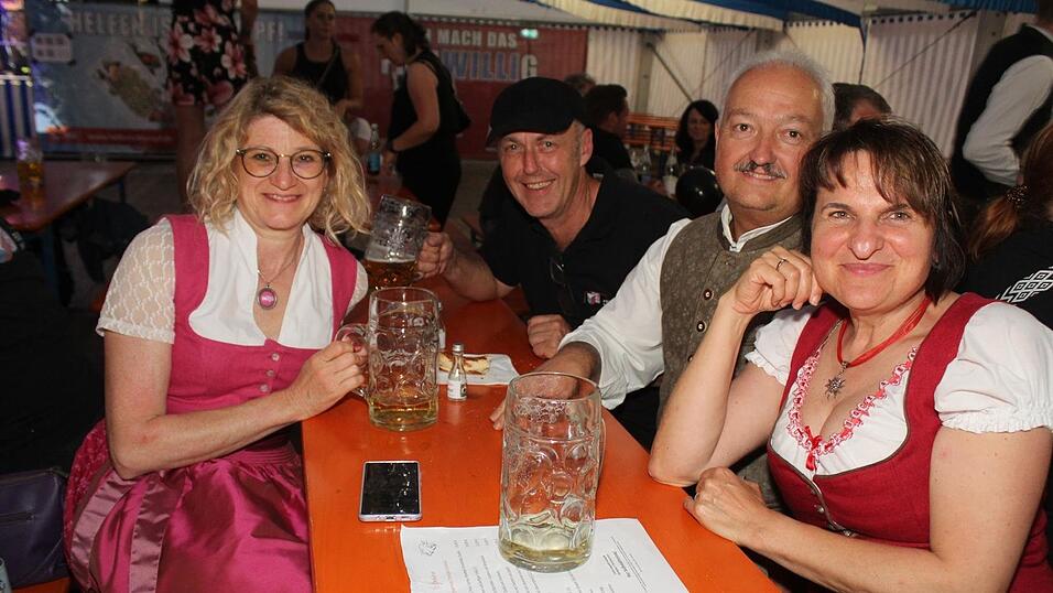 Zur Musik von Headless wurde ausgelassen gefeiert. Zur Musik von Headless wurde ausgelassen gefeiert.