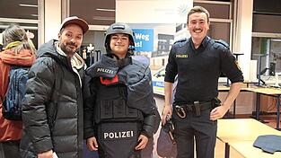 Schüler Berke Satici (Mitte) probiert die 25 Kilo schwere Schutzweste an. - In den Räumen bei den einzelnen Ausstellern herrschte teils viel Andrang. Schüler Berke Satici (Mitte) probiert die 25 Kilo schwere Schutzweste an. - In den Räumen bei den einzelnen Ausstellern herrschte teils viel Andrang.