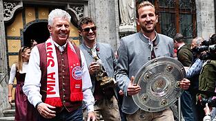 Die Tatsache, dass er für die jährlich 20.000 Euro, die er in seinem Nebenjob als Vorsitzender des Verwaltungsrats vom FC Bayern München seit 2021 bezieht, pflichtwidrigerweise keine Genehmigung eingeholt hat, holt Dieter Reiter (l.) dieser Tage ein. (Archiv) Die Tatsache, dass er für die jährlich 20.000 Euro, die er in seinem Nebenjob als Vorsitzender des Verwaltungsrats vom FC Bayern München seit 2021 bezieht, pflichtwidrigerweise keine Genehmigung eingeholt hat, holt Dieter Reiter (l.) dieser Tage ein. (Archiv)