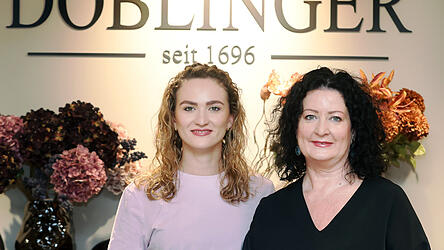 Brigitte Riedl (rechts) und Sophia Schwarz. Das Mutter-Tochter-Gespann führt die Firma in vierter und fünfter Generation. Unter Brigitte Riedl erfolgte die Ausweitung des Portfolios auf die Bereiche Wohnen und Design. Brigitte Riedl (rechts) und Sophia Schwarz. Das Mutter-Tochter-Gespann führt die Firma in vierter und fünfter Generation. Unter Brigitte Riedl erfolgte die Ausweitung des Portfolios auf die Bereiche Wohnen und Design.