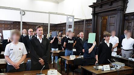 Die Angeklagten der „Letzten Verteidigungswelle“ sind zu Haftstrafen zwischen anderthalb und fünf Jahren verurteilt worden. Die Angeklagten der „Letzten Verteidigungswelle“ sind zu Haftstrafen zwischen anderthalb und fünf Jahren verurteilt worden.