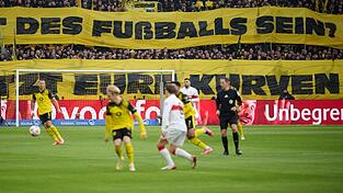 Der Fan-Protest hatte auch Auswirkung auf das Spiel in Dortmund. Der Fan-Protest hatte auch Auswirkung auf das Spiel in Dortmund.