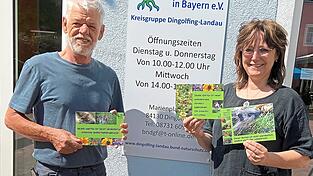 Franz Anneser vom Kreisvorstand und Manuela Nirschl von der Geschäftsstelle präsentieren die Zaunschilder. Franz Anneser vom Kreisvorstand und Manuela Nirschl von der Geschäftsstelle präsentieren die Zaunschilder.