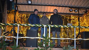 Bürgermeister Franz Aster eröffnet den neunten „Winterzauber“ und lobe Vorsitzenden Jürgen Hundsrucker und zweiten Vorsitzenden Tobias Koschkin für die Vorbereitungen. Bürgermeister Franz Aster eröffnet den neunten „Winterzauber“ und lobe Vorsitzenden Jürgen Hundsrucker und zweiten Vorsitzenden Tobias Koschkin für die Vorbereitungen.