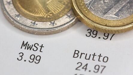 In Deutschland gilt der Mehrwertsteuersatz von 7 Prozent für Grundnahrungsmittel, Bücher und Speisen in der Gastronomie. Der reguläre Satz von 19 Prozent gilt für fast alle anderen Waren, Dienstleistungen und Getränke. In Deutschland gilt der Mehrwertsteuersatz von 7 Prozent für Grundnahrungsmittel, Bücher und Speisen in der Gastronomie. Der reguläre Satz von 19 Prozent gilt für fast alle anderen Waren, Dienstleistungen und Getränke.