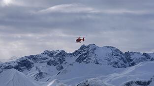 Ein Rettungshubschrauber hat in Tirol zwei Bergsteiger aus Unterfranken von einem Berg geholt. (Symbolbild) Ein Rettungshubschrauber hat in Tirol zwei Bergsteiger aus Unterfranken von einem Berg geholt. (Symbolbild)