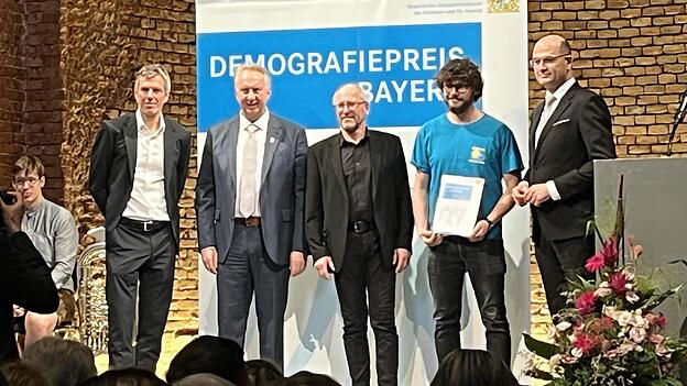 Die Preisträger des Kollnburger Freibads Einweging mit dem bayerischen Finanz- und Heimatminister Albert Füracker (r.) Die Preisträger des Kollnburger Freibads Einweging mit dem bayerischen Finanz- und Heimatminister Albert Füracker (r.)