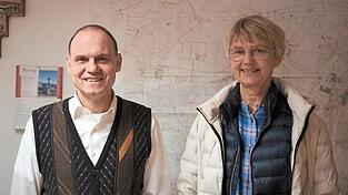 Pfarrer Leo Heinrich und Leiblfings Chorleiterin, Maria Hien, sind froh, dass das Projekt so guten Anklang bei den sieben Chören gefunden hat. Pfarrer Leo Heinrich und Leiblfings Chorleiterin, Maria Hien, sind froh, dass das Projekt so guten Anklang bei den sieben Chören gefunden hat.