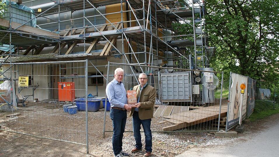 Alois Rainer und Alois Früchtl haben die Kosten der Restaurierung für den Heiligen Aloisius gespendet. Dafür erhielt der Abgeordnete einen Biberschwanzziegel mit dem Motiv der Kirche. Alois Rainer und Alois Früchtl haben die Kosten der Restaurierung für den Heiligen Aloisius gespendet. Dafür erhielt der Abgeordnete einen Biberschwanzziegel mit dem Motiv der Kirche.