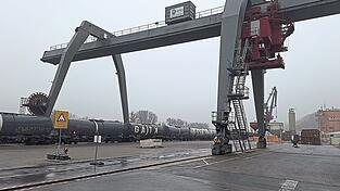 Das Verladeterminal auf dem Deggendorfer Hafengelände, darunter verläuft das Bahngleis. Das Verladeterminal auf dem Deggendorfer Hafengelände, darunter verläuft das Bahngleis.