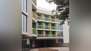 Den Eingangsbereich des neuen Studentenwohnheims zieren alte Bäume. Den Eingangsbereich des neuen Studentenwohnheims zieren alte Bäume.