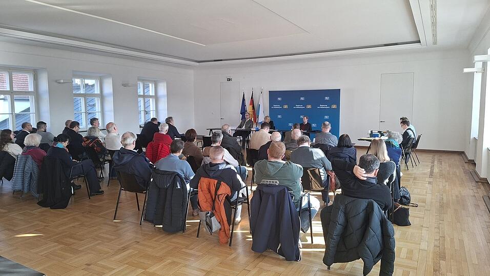 Der Beschwerdeausschuss setzte sich am Montag aus Vertretern der Verwaltung und der Gerichtsbarkeit zusammen. Den Vorsitz führt Margit Nitsche, Bereichsleiterin Sicherheit, Kommunales und Soziales bei der Regierung von Niederbayern. Weitere Mitglieder waren Johannes Hauber, Richter am Landgericht Landshut, sowie Stefan Barth, Vorsitzender Richter am Verwaltungsgericht Regensburg. Der Beschwerdeausschuss setzte sich am Montag aus Vertretern der Verwaltung und der Gerichtsbarkeit zusammen. Den Vorsitz führt Margit Nitsche, Bereichsleiterin Sicherheit, Kommunales und Soziales bei der Regierung von Niederbayern. Weitere Mitglieder waren Johannes Hauber, Richter am Landgericht Landshut, sowie Stefan Barth, Vorsitzender Richter am Verwaltungsgericht Regensburg.