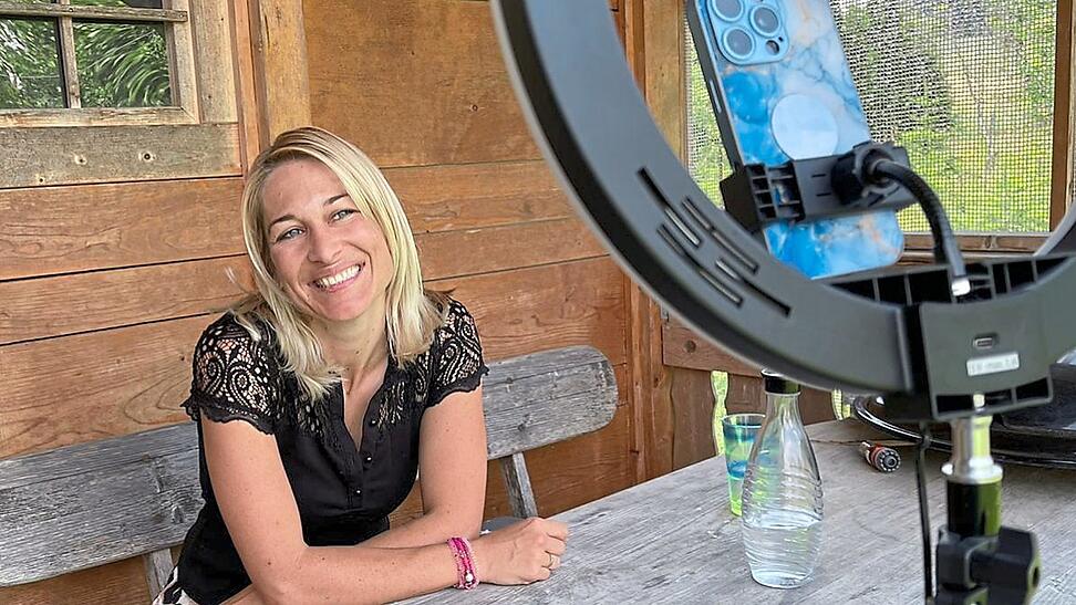 Vor ihrem Gartenhäuschen dreht Martina Rauscher ihre Videos. Vor ihrem Gartenhäuschen dreht Martina Rauscher ihre Videos.