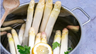 Heute zeigen uns die Foodbloger von cooknsoul.de, wie Spargel gekocht werden kann. Heute zeigen uns die Foodbloger von cooknsoul.de, wie Spargel gekocht werden kann.