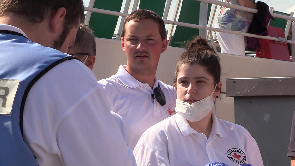 Magen-Darm-Infekt an Bord einer Donau-Kreuzfahrt! Etwa 120 Gäste waren von Ungarn aus mit dem Schiff nach Passau gestartet. Dort mussten letztlich 13 Passagiere ärztlich versorgt werden. Magen-Darm-Infekt an Bord einer Donau-Kreuzfahrt! Etwa 120 Gäste waren von Ungarn aus mit dem Schiff nach Passau gestartet. Dort mussten letztlich 13 Passagiere ärztlich versorgt werden.