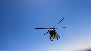 Mit einem Rettungshubschrauber wurde der Mann in ein Krankenhaus gebracht. (Symbolbild) Mit einem Rettungshubschrauber wurde der Mann in ein Krankenhaus gebracht. (Symbolbild)