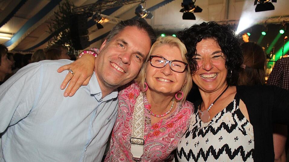 Zur Musik von Headless wurde ausgelassen gefeiert. Zur Musik von Headless wurde ausgelassen gefeiert.