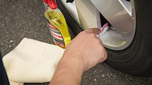 Bei der Felgenpflege sollte man vorsichtig sein, bestimmte Hausmittel können dem Aluminium schaden. Bei der Felgenpflege sollte man vorsichtig sein, bestimmte Hausmittel können dem Aluminium schaden.