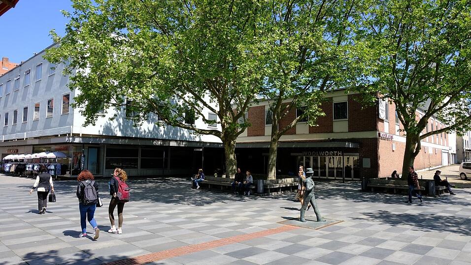 Das Woolworth-Gebäude rückt nach langer Zeit wieder in den Blickpunkt: Das Grundstück gehört weiterhin der Röhrl-Grundstücksverwaltungs GmbH und Co KG, eine Erbengemeinschaft. Das zugehörige Erbbaurecht hat jetzt die Winter Invest GmbH und Co KG erworben. Die künftige Perspektive des Areals wird beiden Akteuren zufolge einvernehmlich entwickelt. Das Woolworth-Gebäude rückt nach langer Zeit wieder in den Blickpunkt: Das Grundstück gehört weiterhin der Röhrl-Grundstücksverwaltungs GmbH und Co KG, eine Erbengemeinschaft. Das zugehörige Erbbaurecht hat jetzt die Winter Invest GmbH und Co KG erworben. Die künftige Perspektive des Areals wird beiden Akteuren zufolge einvernehmlich entwickelt.