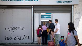 Ohne kräftige Finanzspritze kaum überlebensfähig: große griechische Geldhäuser wie die National Bank. Ohne kräftige Finanzspritze kaum überlebensfähig: große griechische Geldhäuser wie die National Bank.