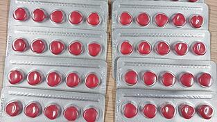 Der 26-Jährige schmuggelte diese 50 Tabletten eines Potenzmittels in der Unterhose. Der 26-Jährige schmuggelte diese 50 Tabletten eines Potenzmittels in der Unterhose.