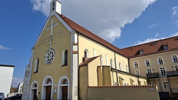 Im Laufe des Jahres soll die Fassadensanierung der Loretokirche am Marienplatz beginnen. Die Kapelle an der Seite des Kirchenschiffs hat erhebliche Risse. Im Laufe des Jahres soll die Fassadensanierung der Loretokirche am Marienplatz beginnen. Die Kapelle an der Seite des Kirchenschiffs hat erhebliche Risse.